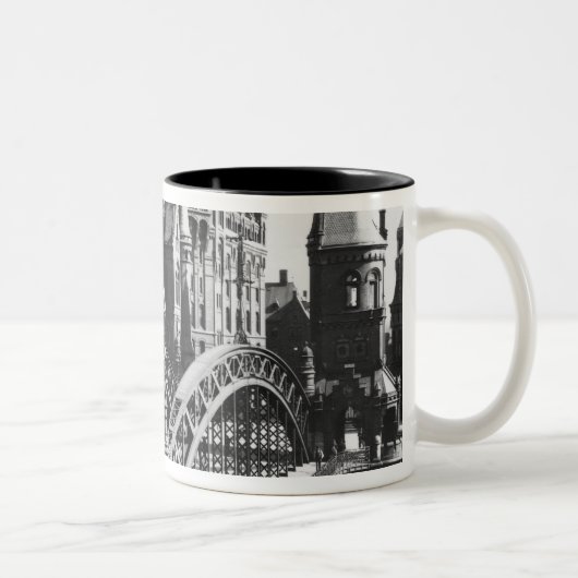 Brücke im Speicherstadt Hamburg, c.1910 Zweifarbige Tasse (Rechts)