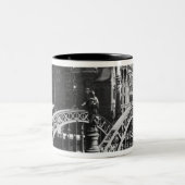 Brücke im Speicherstadt Hamburg, c.1910 Zweifarbige Tasse (Mittel)