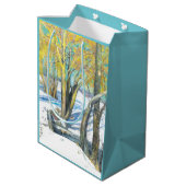 Brücke im Winter Mittlere Geschenktüte (Rückseite Schrägansicht)