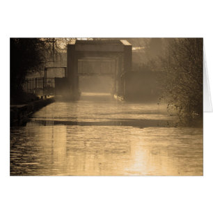 Brücke in Morgensonne und Nebel