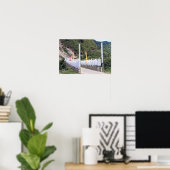 Brücke mit buddhistischen Gebetsfahnen - Bhutan Poster (Heimbüro)