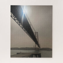 Brücke Silhouette gegen die Sonne in Lissabon