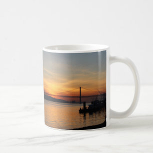 Brücke über dem Fluss der Tajo am Sonnenuntergan Kaffeetasse