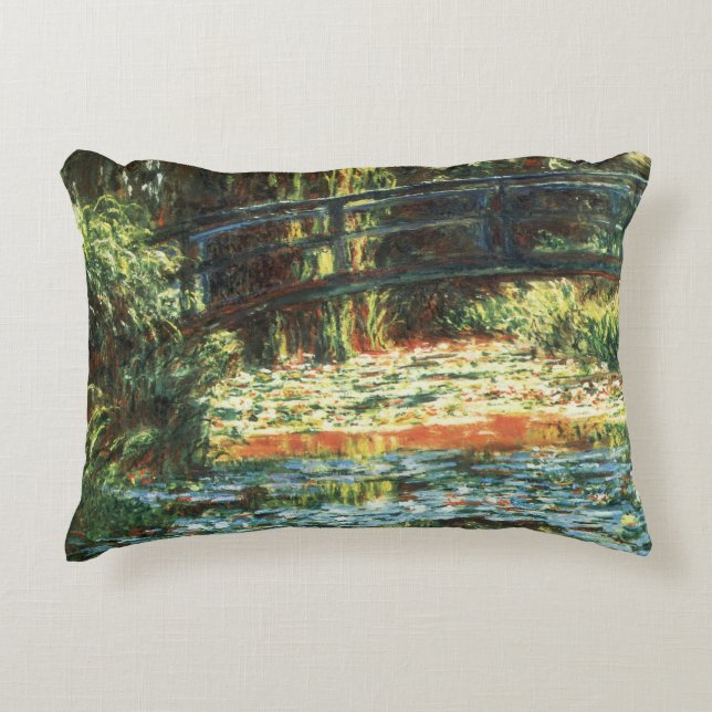 Brücke über den Wasserlilie-Teich von Claude Monet Zierkissen (Vorderseite)