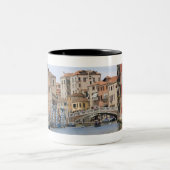 Brücke über einem Kanal, Canal Grande, Venedig, Zweifarbige Tasse (Mittel)