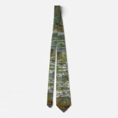 Brücke über einem Teich der Wasser-Lilien durch Krawatte (Rückseite)