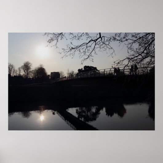 Brücke über einen Fluss Poster (Vorne)