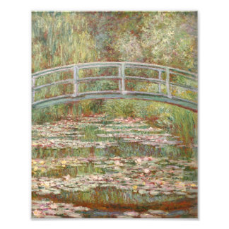 Brücke über einen Teich mit Seerosen Fotodruck