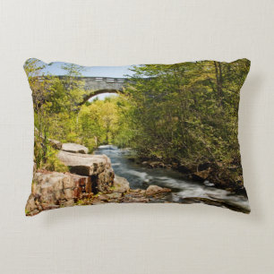 Brücke über Fluss Dekokissen