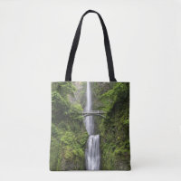 Brücke über Wasserfall-Landschaft