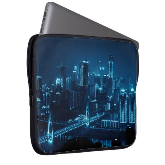 Brücke und städtische Architektur in der Nacht in  Laptopschutzhülle (Vorne Rechts)