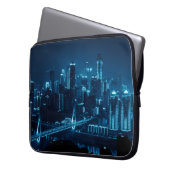 Brücke und städtische Architektur in der Nacht in  Laptopschutzhülle (Vorderseite Links)