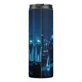 Brücke und städtische Architektur in der Nacht in Thermosbecher (Rückseite)