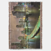 Brückenführungen über Wasserstraße nach im Decke (Vorderseite Vertikal)