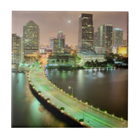 Brückenführungen über Wasserstraße nach im Fliese (Vorderseite)