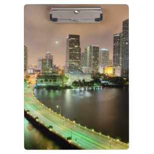 Brückenführungen über Wasserstraße nach im Klemmbrett