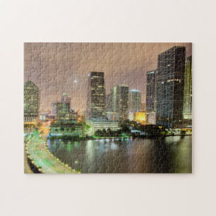 Brückenführungen über Wasserstraße nach im Puzzle