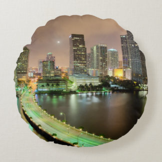 Brückenführungen über Wasserstraße nach im Rundes Kissen