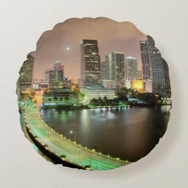 Brückenführungen über Wasserstraße nach im Rundes Kissen (Vorderseite)