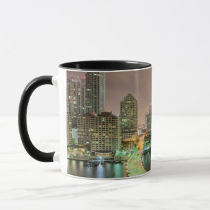 Brückenführungen über Wasserstraße nach im Tasse