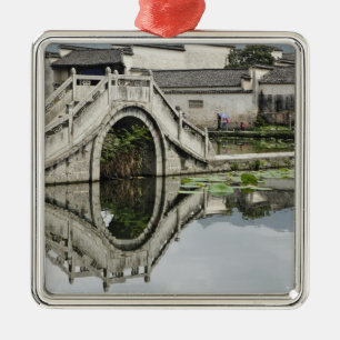 Brückenreflexion, Hong Cun Dorf, Yi Ornament Aus Metall