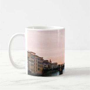 BRÜCKENÜBERFLUSS IN DER STADT UNTER DEM SCHÖNEN HI KAFFEETASSE