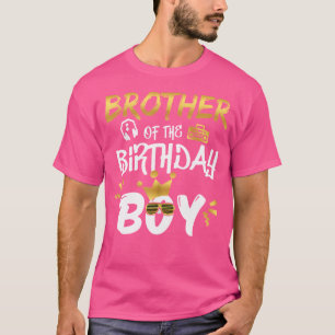 Bruder des Geburtstags Junge berüchtigt ein alter T-Shirt