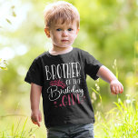 Bruder des Geburtstagskameradschafts-Mädchens T-Shirt<br><div class="desc">Suchen Sie ein Shirt zum Geburtstag, das Ihr Party komplett macht? Schauen Sie sich nur unsere passenden Geburtstags-Crew-Shirts an! Diese stilvollen T-Shirts sind perfekt für jeden Geburtstagsfeier. Unsere passenden Shirts sind ein tolles Geschenk für Ihre Freunde und Familie und können als Teamkollegen oder als Gruppentee zusammengefasst werden. Mit so vielen...</div>