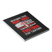 Brüder, die gemeinsam Feuer bekämpfen, bleiben zus Notizblock (angewinkelt)