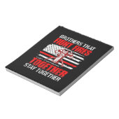 Brüder, die gemeinsam Feuer bekämpfen, bleiben zus Notizblock (Rotiert)