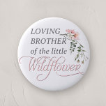 Bruder einer kleinen Wildblume Babymädchendusche Button<br><div class="desc">Feiern Sie die Ankunft Ihres kleinen Hauses mit unserem "Pink Wildblume Baby Girl Shower Button Button", eine perfekte Ergänzung zu jeder Babydusche mit seiner charmanten Wildblume und rosa Thema. Dieses wunderschön gestaltete Knopfdruck-Button enthält das Wort "Wildblume" in eleganter, klassischer Kalligrafie, die oben mit einer zarten Aquarellfarbe rosa Wildblume geschmückt ist...</div>
