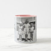 Brüder und Schwestern/Jemand, der sich anlehnen un Zweifarbige Tasse (Mittel)