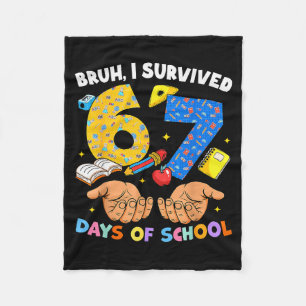 Bruh ich habe 67 Tage Schule überlebt Six Seven Me Fleecedecke