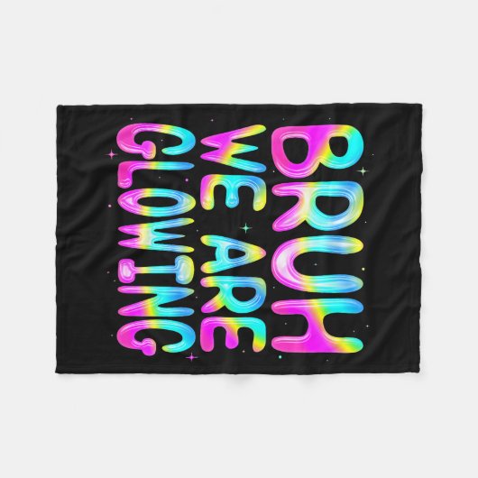 Bruh We Are Glowing In My Glowing Era Team Party M Fleecedecke (Vorderseite (Horizontal))