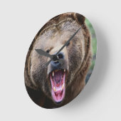 Brüllender Grizzlybär Runde Wanduhr (Winkel)