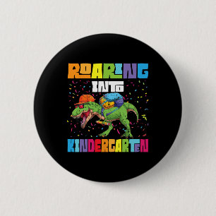 Brüllender Kindergarten-Dinosaurier T Rex auf dem Button