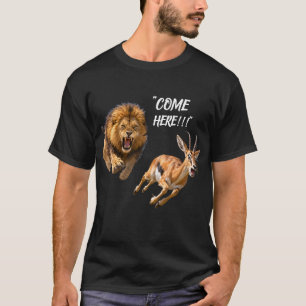 Brüllender Löwe jagt panische Antilope T-Shirt