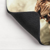 Brüllenlöwin gegen stürmischen Himmel Mousepad (Ecke)