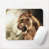 Brüllenlöwin gegen stürmischen Himmel Mousepad (Mit Mouse)