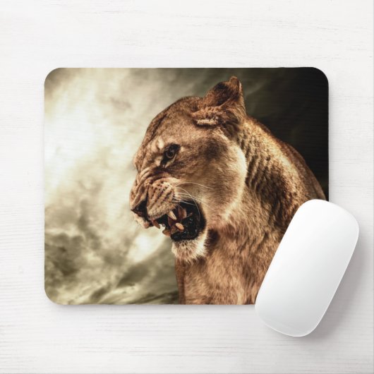Brüllenlöwin gegen stürmischen Himmel Mousepad (Mit Mouse)