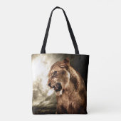 Brüllenlöwin gegen stürmischen Himmel Tasche (Rückseite)