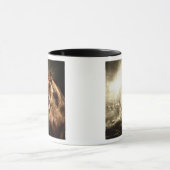 Brüllenlöwin gegen stürmischen Himmel Tasse (Zentrum)