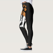 Brüllentiger-Hauptdruck auf schwarzen Leggings (Links)