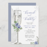 Brunch & Bubbly Blue Silver Floral Brautparty Einladung<br><div class="desc">Dieses hübsche Design besticht durch einen Blumenstrauß in Blautönen und ein Champagnerglas in Aquarelltönen. Füllen Sie Ihre Informationen in der Vorlage aus. Verwenden Sie die Funktion "Anpassen",  um die Schriftart oder das Layout zu ändern.</div>