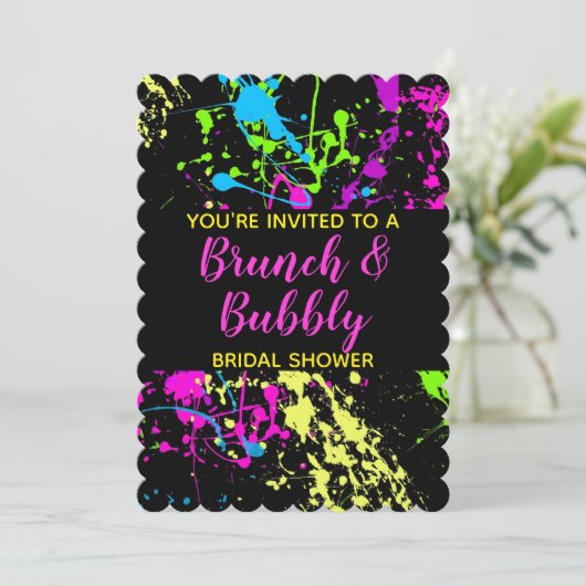 Brunch Bubbly Brautparty Neon Paint Spritzer Einladung (Stehend Vorderseite)