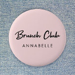 Brunch Club | Rosa Name Modernes handgeschriebenes Button<br><div class="desc">Einfaches, stilvolles "Brunch Club" Custom Quote Art Design in moderner, handgeschriebener Schrift-Schrift und einem individuelle Name-Feld, um Ihren Namen oder die Namen Ihrer Brunch-Freunde als niedliches Set oder Geschenk hinzuzufügen! Brunch soll Ende des 19. Jahrhunderts in England entstanden sein und in den 1930er Jahren in den Vereinigten Staaten populär geworden...</div>