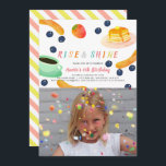 Brunch Pancake PJ Watercolor Kids Foto Geburtstag Einladung<br><div class="desc">Dieses niedliche "Aufstieg und Glanz"-Foto, das die Kinder zum Geburtstag einladen, ist mit einem weißen Hintergrund umgeben von Pfannkuchen, Erdbeeren, Heidelbeeren, Würstchen und einer Tasse Kaffee in Aquarell. Die Rückseite weist einen weißen Hintergrund mit rosa und gelben diagonalen Streifen auf. Personalisieren Sie es für Ihre Bedürfnisse. Sie können mehr Eisbärenprodukte...</div>