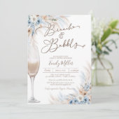 Brunch und Bubbly Blue Boho Pampas Brautparty Einladung (Stehend Vorderseite)