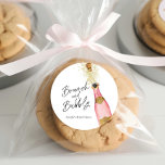 Brunch und Bubbly Pink und Gold Brautparty Runder Aufkleber<br><div class="desc">Brunch und Bubbly Brautparty Stickers sind perfekt für Ihr Champagner-Brautparty. Entworfen mit einem schönen Aquarell Rosa und Gold Champagner Flasche. Passende Artikel in unserem Shop Cava Party Design.</div>