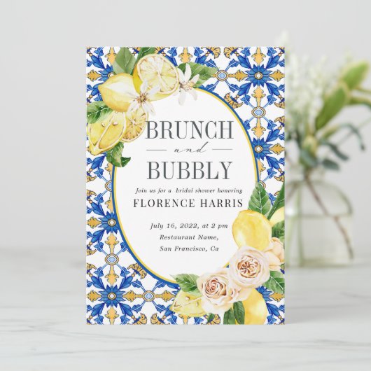 Brunch und Bubbly Yellow Lemon Brautparty Einladung (Stehend Vorderseite)